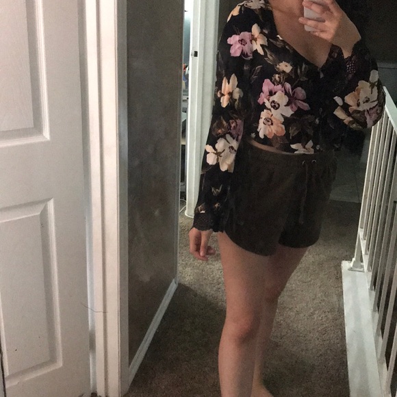 Cute spring cropped shirt  with flared sleeves 💕 - Picture 3 of 3